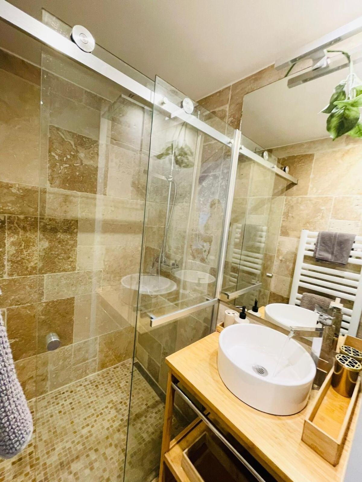 Lovely 2 Bedroom Flat With Balcony And Parking